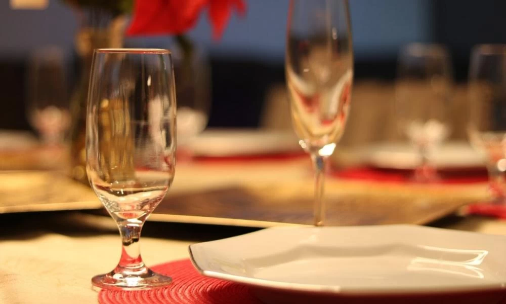 Εστίαση: Ακυρώσεις ρεβεγιόν και απολύσεις